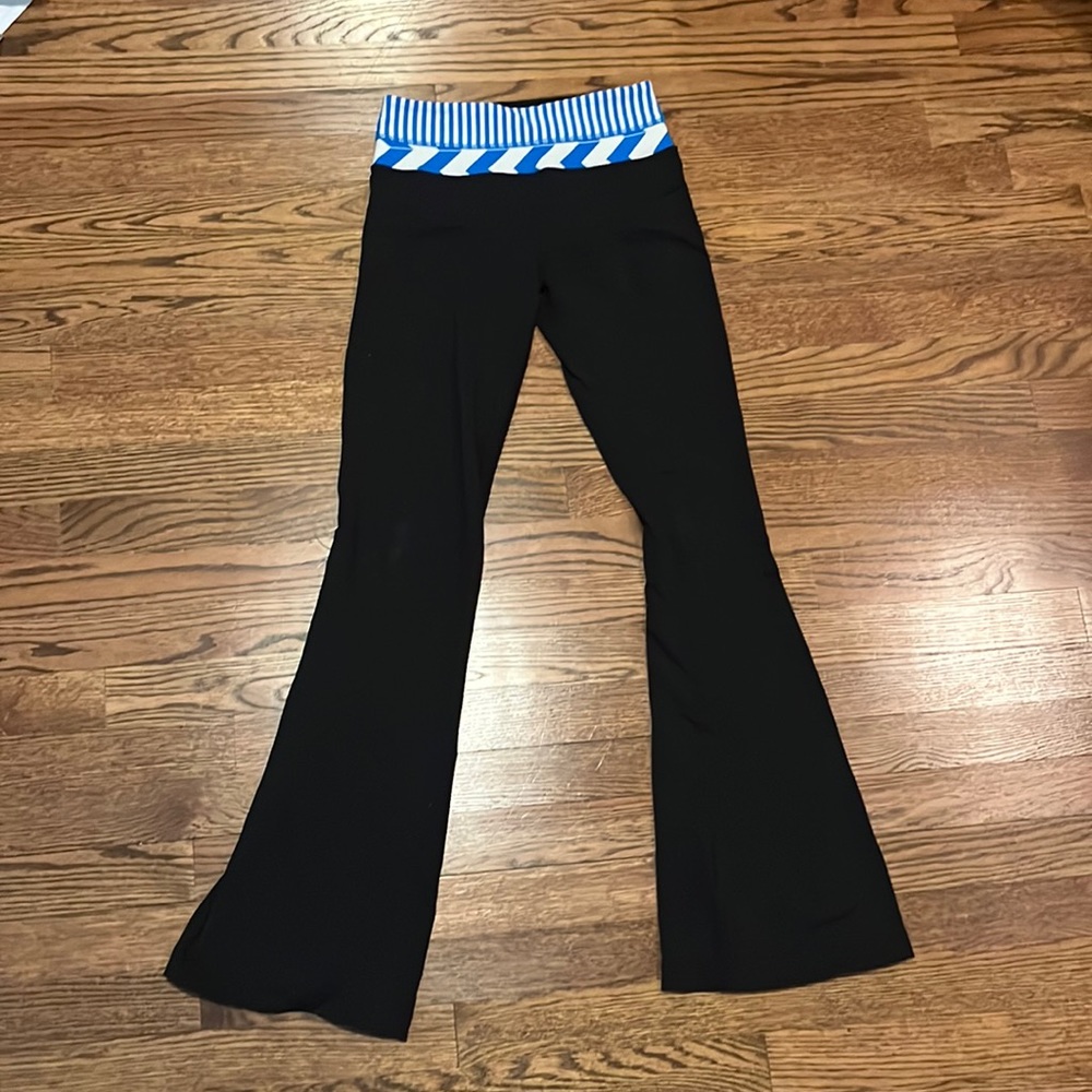 Lululemon black groove pant with blue and white waist pattern. Size 2 reg.